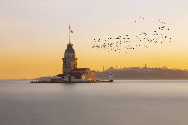 Стамбульская Девичья Башня Востока Закате Вдалеке Находятся Такие Достопримечательности Голубая — стоковое фото