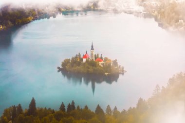 Lake Bled Slovenya. Küçük Hac kilise ile güzel dağ gölü. En ünlü Sloven göl ve ada ile hac kilise Maria varsayım ve Bled kale arka planda Bled.