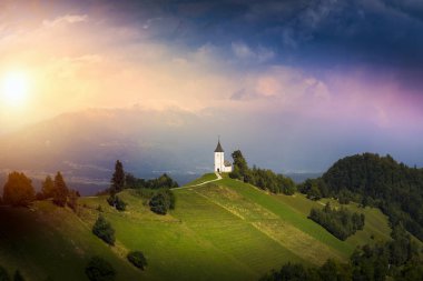 Lake Bled Slovenya. Küçük Hac kilise ile güzel dağ gölü. En ünlü Sloven göl ve ada ile hac kilise Maria varsayım ve Bled kale arka planda Bled.