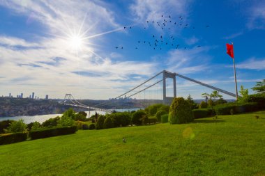 Türk bayrağı ve Otagtepe, Beykoz Istanbul, Türkiye'de alınan Fatih Sultan Mehmet Köprüsü Fotoğraf görünümü