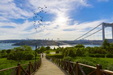 Türk bayrağı ve Otagtepe, Beykoz Istanbul, Türkiye'de alınan Fatih Sultan Mehmet Köprüsü Fotoğraf görünümü