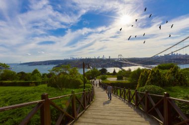 Türk bayrağı ve Otagtepe, Beykoz Istanbul, Türkiye'de alınan Fatih Sultan Mehmet Köprüsü Fotoğraf görünümü