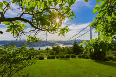 Türk bayrağı ve Otagtepe, Beykoz Istanbul, Türkiye'de alınan Fatih Sultan Mehmet Köprüsü Fotoğraf görünümü