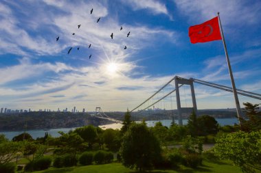 Türk bayrağı ve Otagtepe, Beykoz Istanbul, Türkiye'de alınan Fatih Sultan Mehmet Köprüsü Fotoğraf görünümü