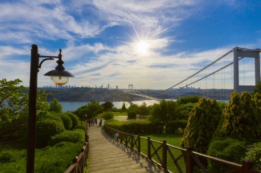 Türk bayrağı ve Otagtepe, Beykoz Istanbul, Türkiye'de alınan Fatih Sultan Mehmet Köprüsü Fotoğraf görünümü