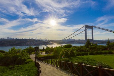 Türk bayrağı ve Otagtepe, Beykoz Istanbul, Türkiye'de alınan Fatih Sultan Mehmet Köprüsü Fotoğraf görünümü