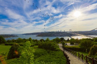 Türk bayrağı ve Otagtepe, Beykoz Istanbul, Türkiye'de alınan Fatih Sultan Mehmet Köprüsü Fotoğraf görünümü