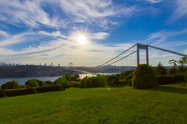 Türk bayrağı ve Otagtepe, Beykoz Istanbul, Türkiye'de alınan Fatih Sultan Mehmet Köprüsü Fotoğraf görünümü