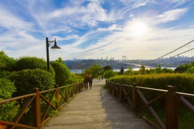 Türk bayrağı ve Otagtepe, Beykoz Istanbul, Türkiye'de alınan Fatih Sultan Mehmet Köprüsü Fotoğraf görünümü