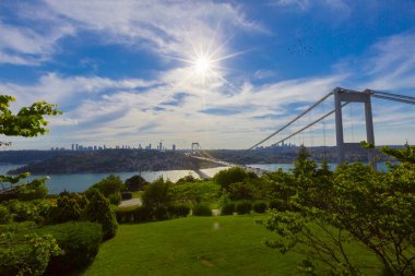 Türk bayrağı ve Otagtepe, Beykoz Istanbul, Türkiye'de alınan Fatih Sultan Mehmet Köprüsü Fotoğraf görünümü
