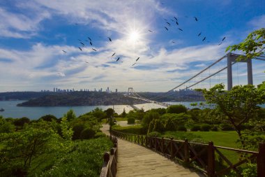 Türk bayrağı ve Otagtepe, Beykoz Istanbul, Türkiye'de alınan Fatih Sultan Mehmet Köprüsü Fotoğraf görünümü