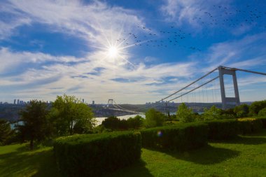 Türk bayrağı ve Otagtepe, Beykoz Istanbul, Türkiye'de alınan Fatih Sultan Mehmet Köprüsü Fotoğraf görünümü