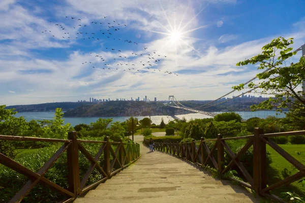 Türk bayrağı ve Otagtepe, Beykoz Istanbul, Türkiye'de alınan Fatih Sultan Mehmet Köprüsü Fotoğraf görünümü