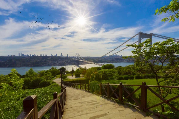 Türk bayrağı ve Otagtepe, Beykoz Istanbul, Türkiye'de alınan Fatih Sultan Mehmet Köprüsü Fotoğraf görünümü