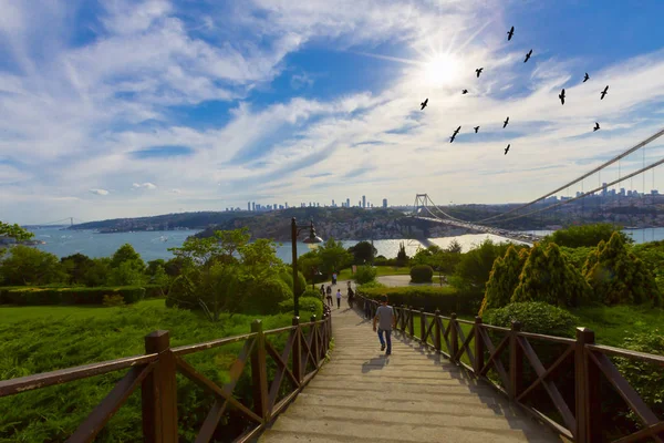 Türk bayrağı ve Otagtepe, Beykoz Istanbul, Türkiye'de alınan Fatih Sultan Mehmet Köprüsü Fotoğraf görünümü
