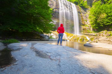 Mustafa Kemal Paşa'da Suuctu şelaleleri, Bursa, Türkiye. Ağaçlar arasında güzel şelale, yeşil yapraklar, kayalar ve nehir arka plan ile gizli ormanda taşlar.