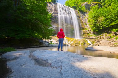 Mustafa Kemal Paşa'da Suuctu şelaleleri, Bursa, Türkiye. Ağaçlar arasında güzel şelale, yeşil yapraklar, kayalar ve nehir arka plan ile gizli ormanda taşlar.
