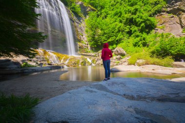 Mustafa Kemal Paşa'da Suuctu şelaleleri, Bursa, Türkiye. Ağaçlar arasında güzel şelale, yeşil yapraklar, kayalar ve nehir arka plan ile gizli ormanda taşlar.