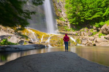 Mustafa Kemal Paşa'da Suuctu şelaleleri, Bursa, Türkiye. Ağaçlar arasında güzel şelale, yeşil yapraklar, kayalar ve nehir arka plan ile gizli ormanda taşlar.