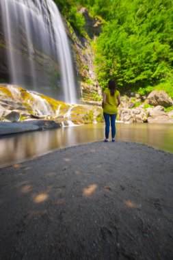 Mustafa Kemal Paşa'da Suuctu şelaleleri, Bursa, Türkiye. Ağaçlar arasında güzel şelale, yeşil yapraklar, kayalar ve nehir arka plan ile gizli ormanda taşlar.