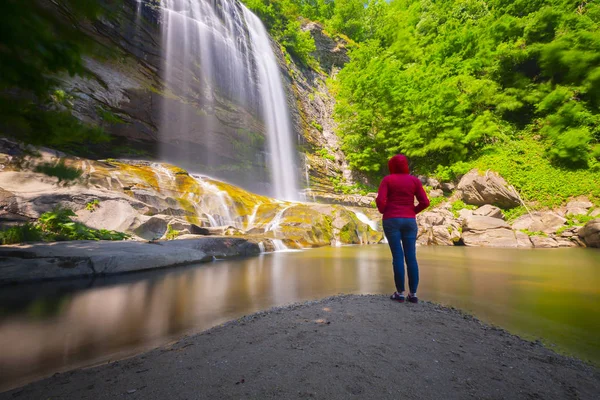 Mustafa Kemal Paşa'da Suuctu şelaleleri, Bursa, Türkiye. Ağaçlar arasında güzel şelale, yeşil yapraklar, kayalar ve nehir arka plan ile gizli ormanda taşlar.
