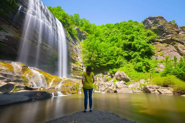 Mustafa Kemal Paşa'da Suuctu şelaleleri, Bursa, Türkiye. Ağaçlar arasında güzel şelale, yeşil yapraklar, kayalar ve nehir arka plan ile gizli ormanda taşlar.