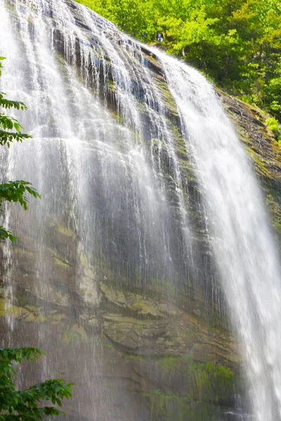 Mustafa Kemal Paşa'da Suuctu şelaleleri, Bursa, Türkiye. Ağaçlar arasında güzel şelale, yeşil yapraklar, kayalar ve nehir arka plan ile gizli ormanda taşlar.