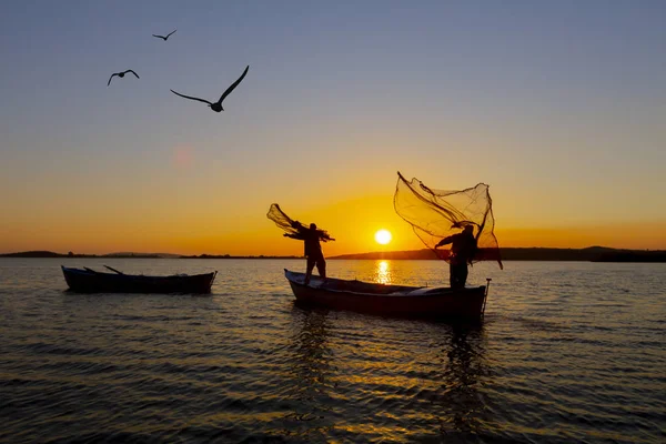 Silhouette Fiskare Fiske Netto Sunset Beach Filmisk Steadicam Shot — Stockfoto