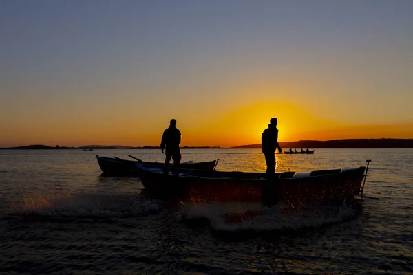 夕日のビーチでシルエット漁師釣り網 映画ステディカムショット — ストック写真
