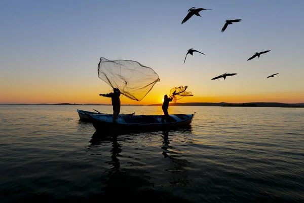 Silueta Rybář Rybářská Síť Pláži Při Západu Slunce Cinemato Snímek — Stock fotografie