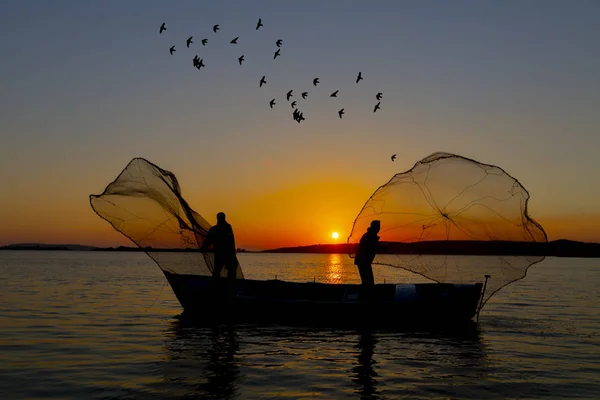 Silueta Rybář Rybářská Síť Pláži Při Západu Slunce Cinemato Snímek — Stock fotografie