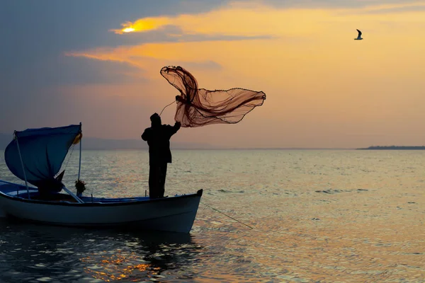 Silhouette Fischer Fischernetze Auf Dem Boot — Stockfoto