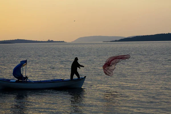 Silhouette Fiskare Fiskenät Båten — Stockfoto