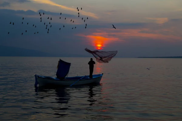 Siluet Balıkçı Teknede Balık Ağları — Stok fotoğraf