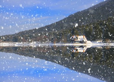Bolu Golcuk Milli Parkı, Türkiye 'de karlı bir kış gününde göl ahşap evi