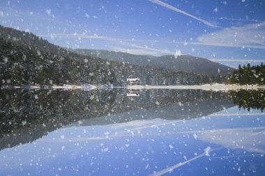 Bolu Golcuk Milli Parkı, Türkiye 'de karlı bir kış gününde göl ahşap evi