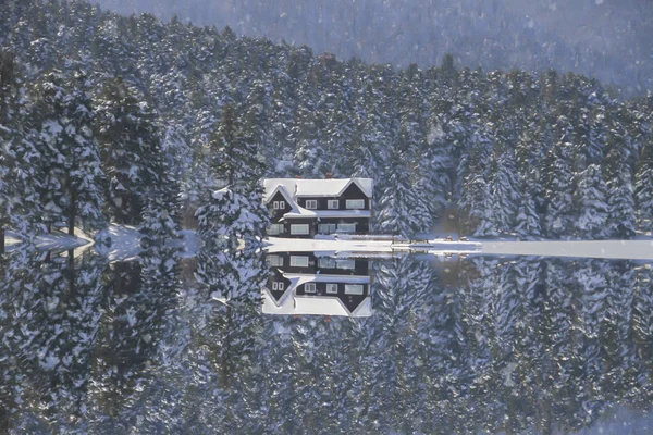 Bolu Golcuk Milli Parkı, Türkiye 'de karlı bir kış gününde göl ahşap evi