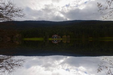 Bolu Türkiye'de Gölcük Gölü. Güzel Göl manzarası.