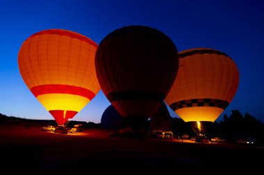 Muhteşem Kapadokya üzerinde uçan sıcak hava balonu - Kapadokya tepesinde sıcak hava balonu izleyen kızlar