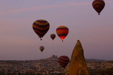 Muhteşem Kapadokya üzerinde uçan sıcak hava balonu - Kapadokya tepesinde sıcak hava balonu izleyen kızlar