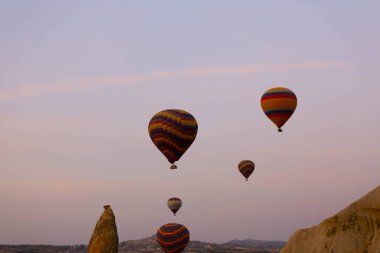 Muhteşem Kapadokya üzerinde uçan sıcak hava balonu - Kapadokya tepesinde sıcak hava balonu izleyen kızlar