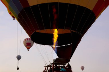 Muhteşem Kapadokya üzerinde uçan sıcak hava balonu - Kapadokya tepesinde sıcak hava balonu izleyen kızlar