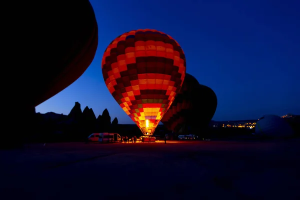 Heißluftballon Fliegt Über Spektakulärem Kappadokien Mädchen Beobachten Heißluftballon Auf Dem — Stockfoto