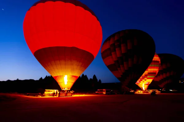 Balon Gorącym Powietrzu Latające Nad Spektakularny Kapadocja Dziewczyny Oglądając Balon — Zdjęcie stockowe