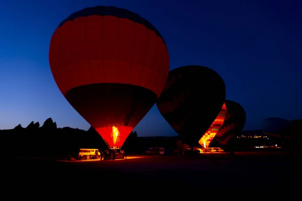 Balon Gorącym Powietrzu Latające Nad Spektakularny Kapadocja Dziewczyny Oglądając Balon — Zdjęcie stockowe