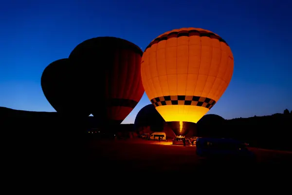 Αερόστατο Που Πετούν Πάνω Από Την Θεαματική Καππαδοκία Κορίτσια Βλέποντας — Φωτογραφία Αρχείου