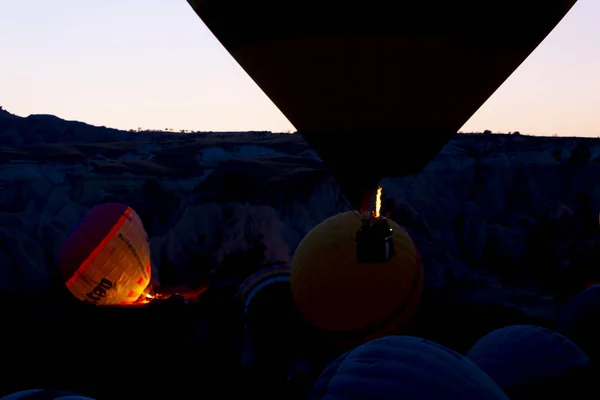 Hőlégballon Repülés Közben Látványos Cappadocia Lányok Néz Hőlégballon Lábánál Cappadocia — Stock Fotó