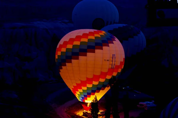 Horkovzdušný Balon Plující Nad Malebně Cappadocia Dívky Sledující Horký Vzduch — Stock fotografie