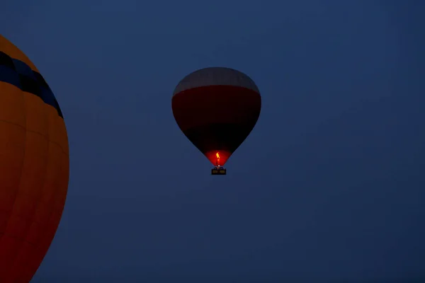 Muhteşem Kapadokya Üzerinde Uçan Sıcak Hava Balonu Kapadokya Tepesinde Sıcak — Stok fotoğraf
