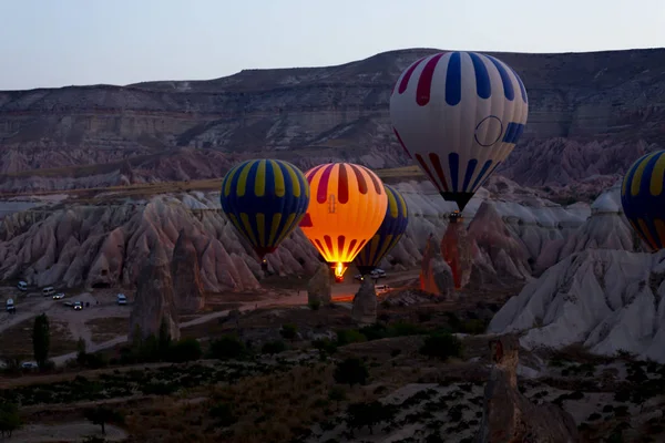 Globo Aire Caliente Volando Sobre Espectacular Capadocia Chicas Viendo Globo —  Fotos de Stock